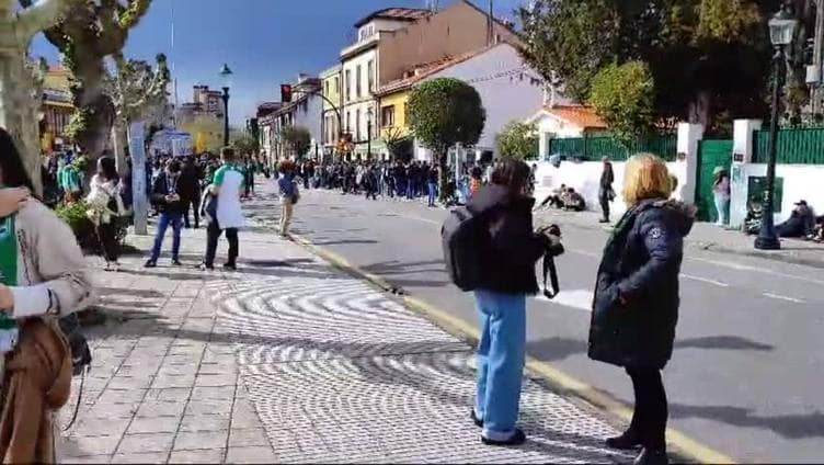 La afición del Racing se concentra en Gijón