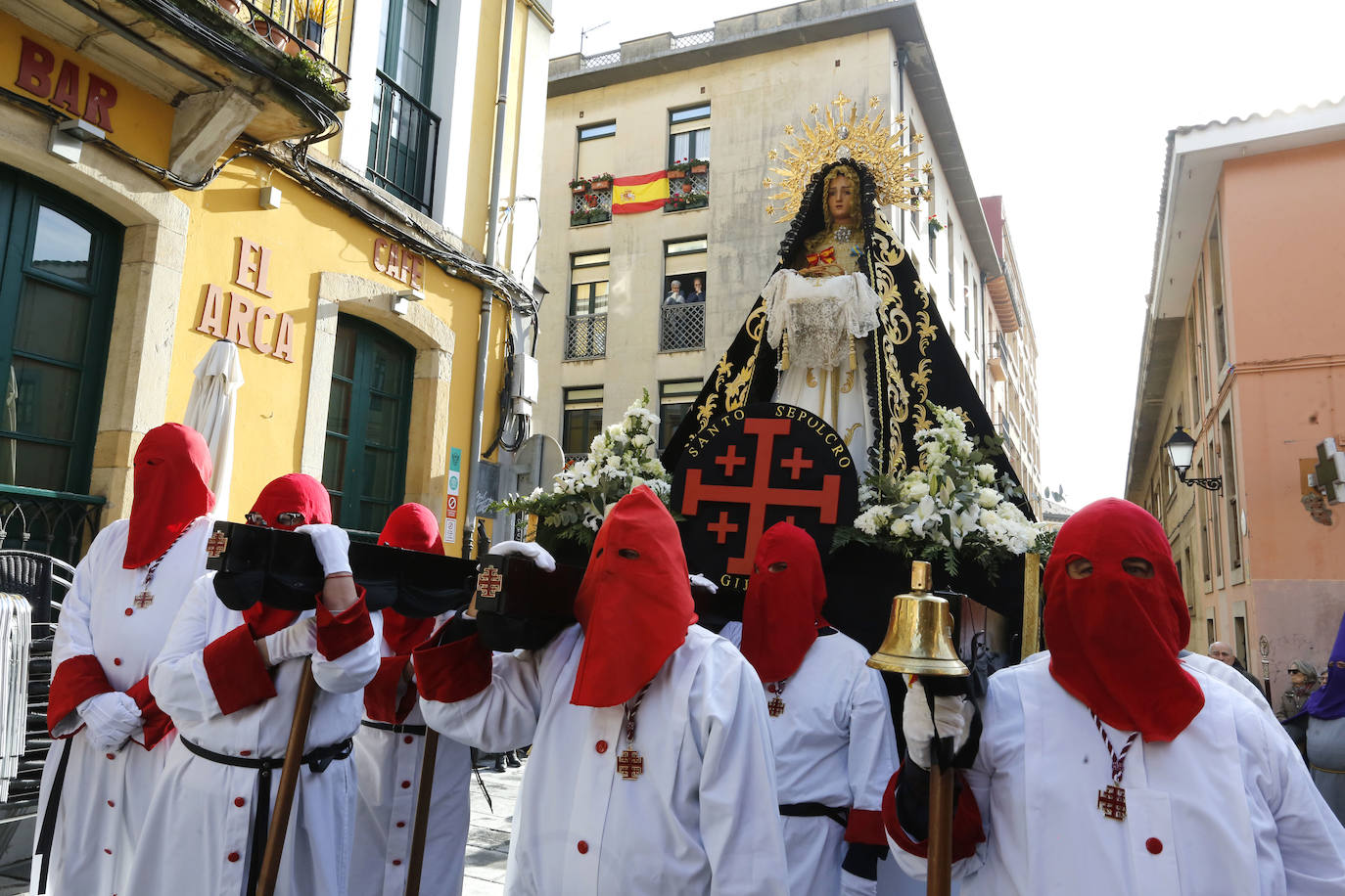 Cimavilla llena sus calles para acompañar a la Soledad