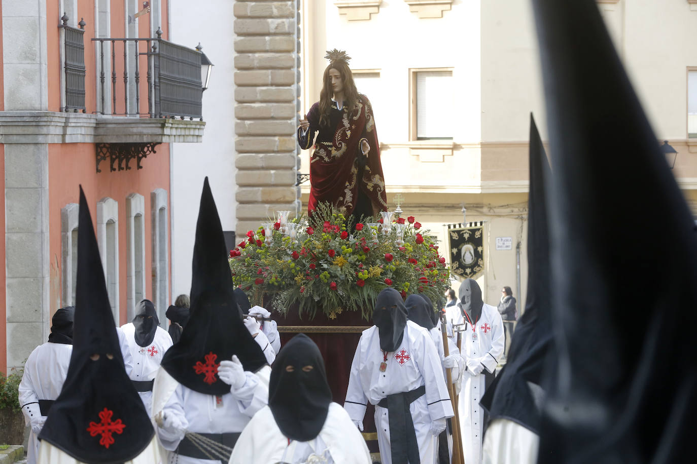 Cimavilla llena sus calles para acompañar a la Soledad