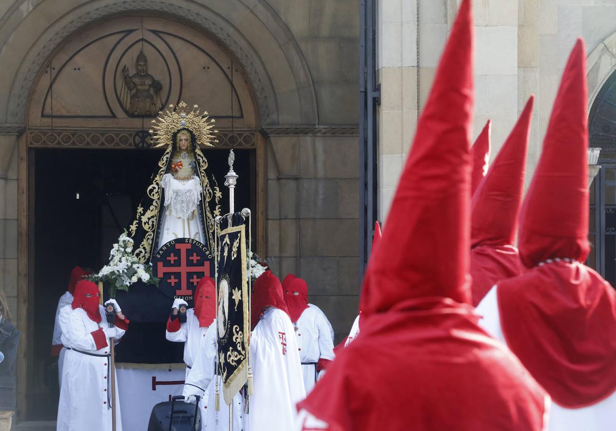 Cimavilla llena sus calles para acompañar a la Soledad