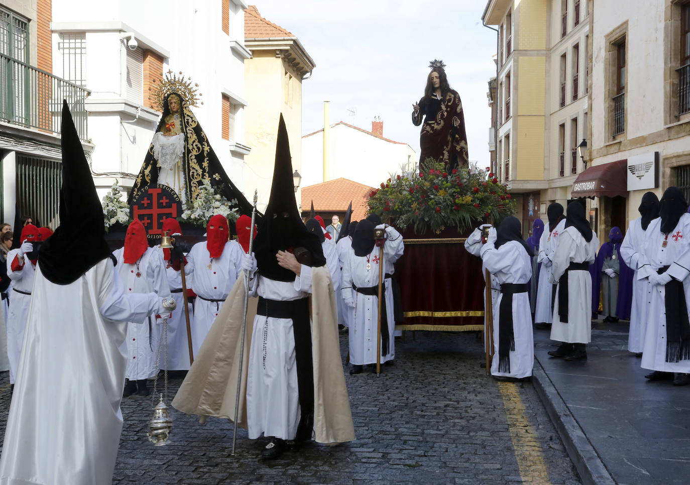 Cimavilla llena sus calles para acompañar a la Soledad