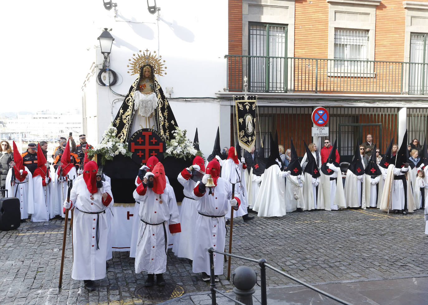 Cimavilla llena sus calles para acompañar a la Soledad