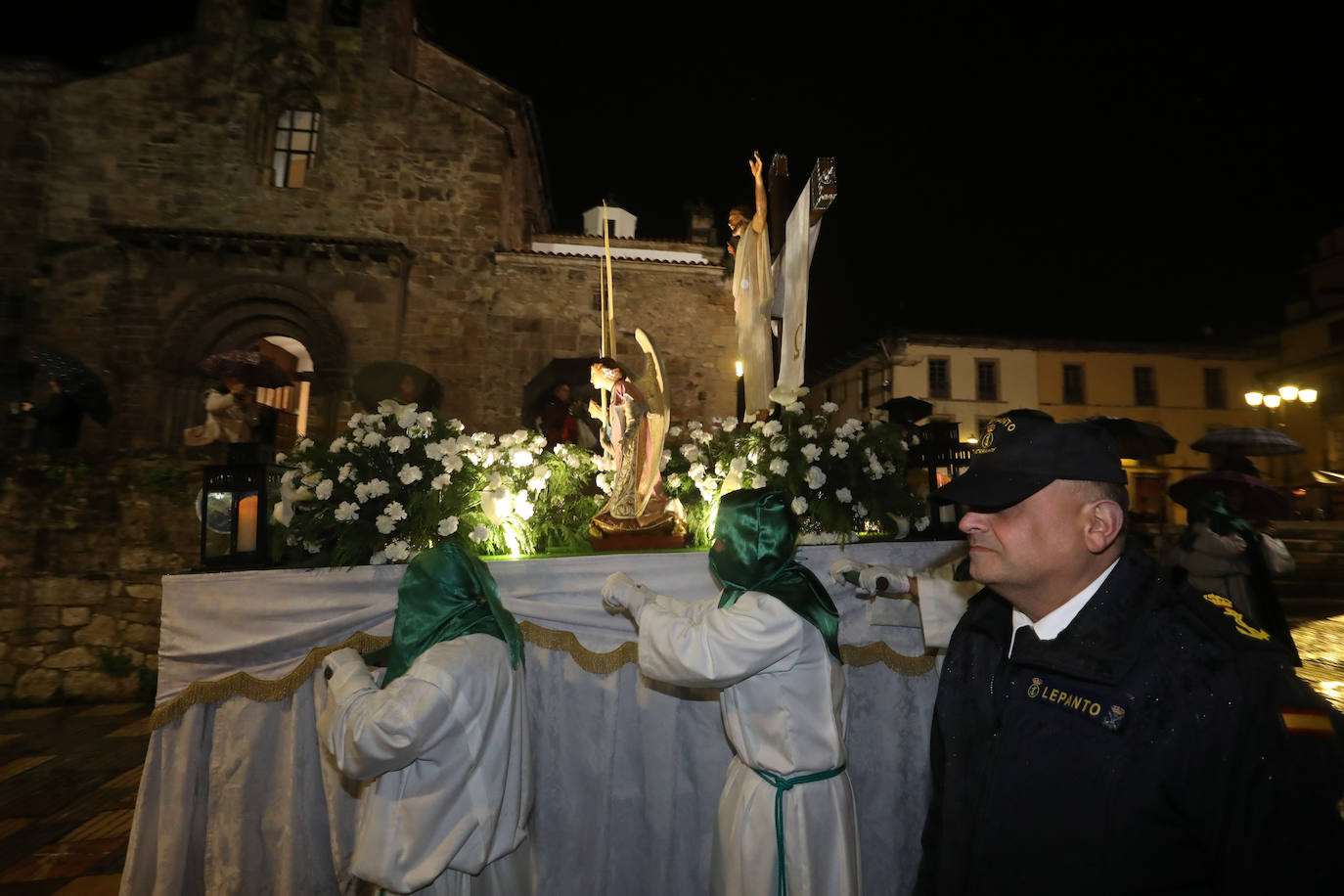 La lluvia permitió procesionar La Resurrección en Avilés