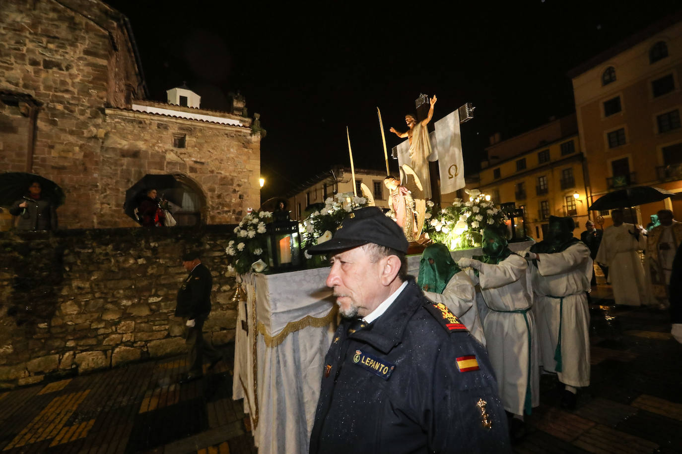 La lluvia permitió procesionar La Resurrección en Avilés