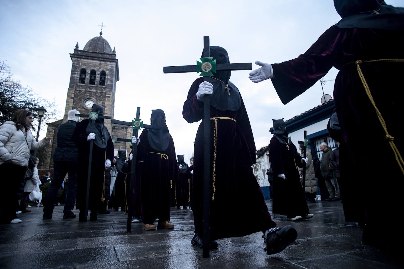 La lluvia respeta el Santo Entierro en Luanco