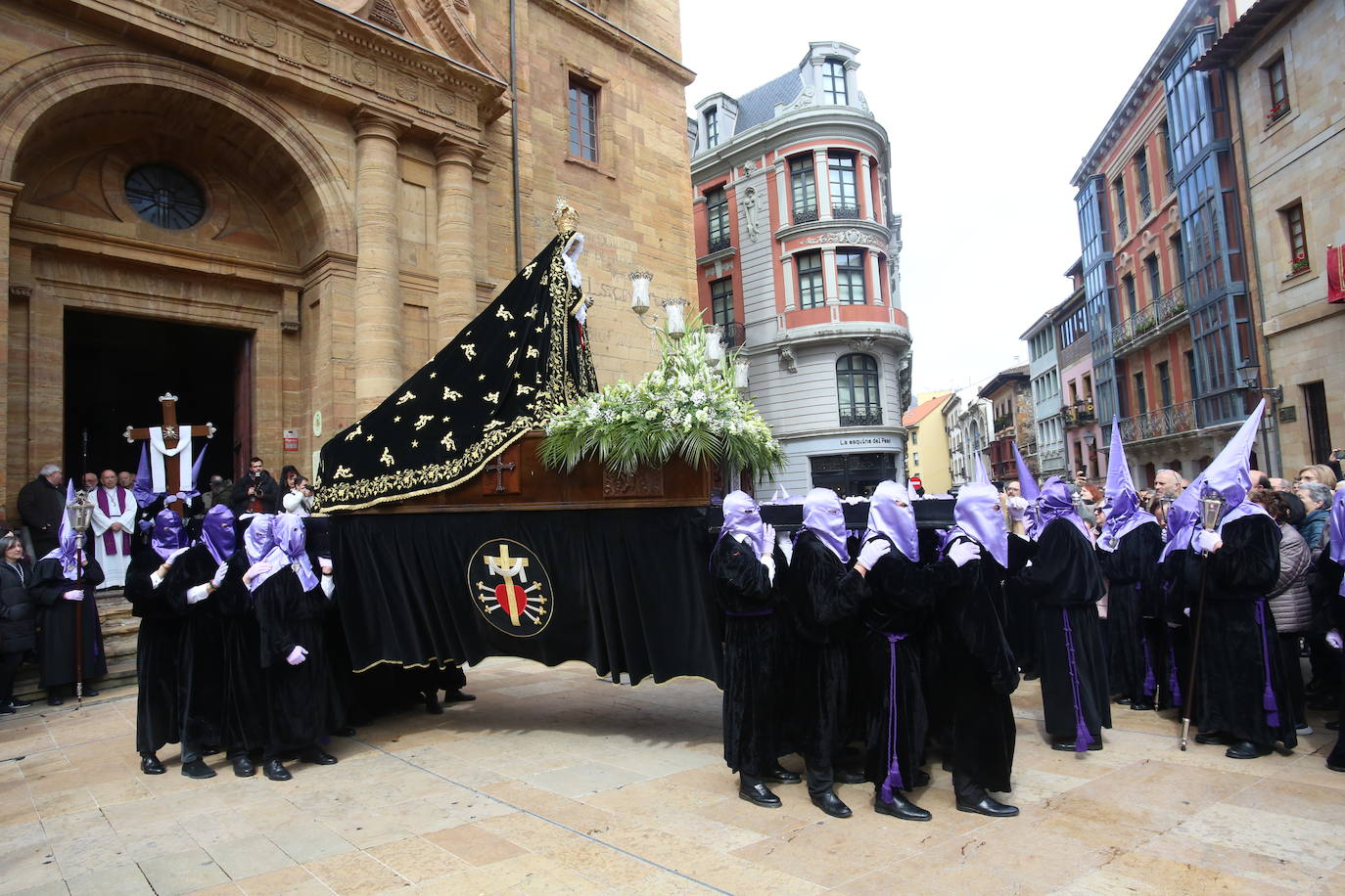 La Soledad procesiona por Oviedo