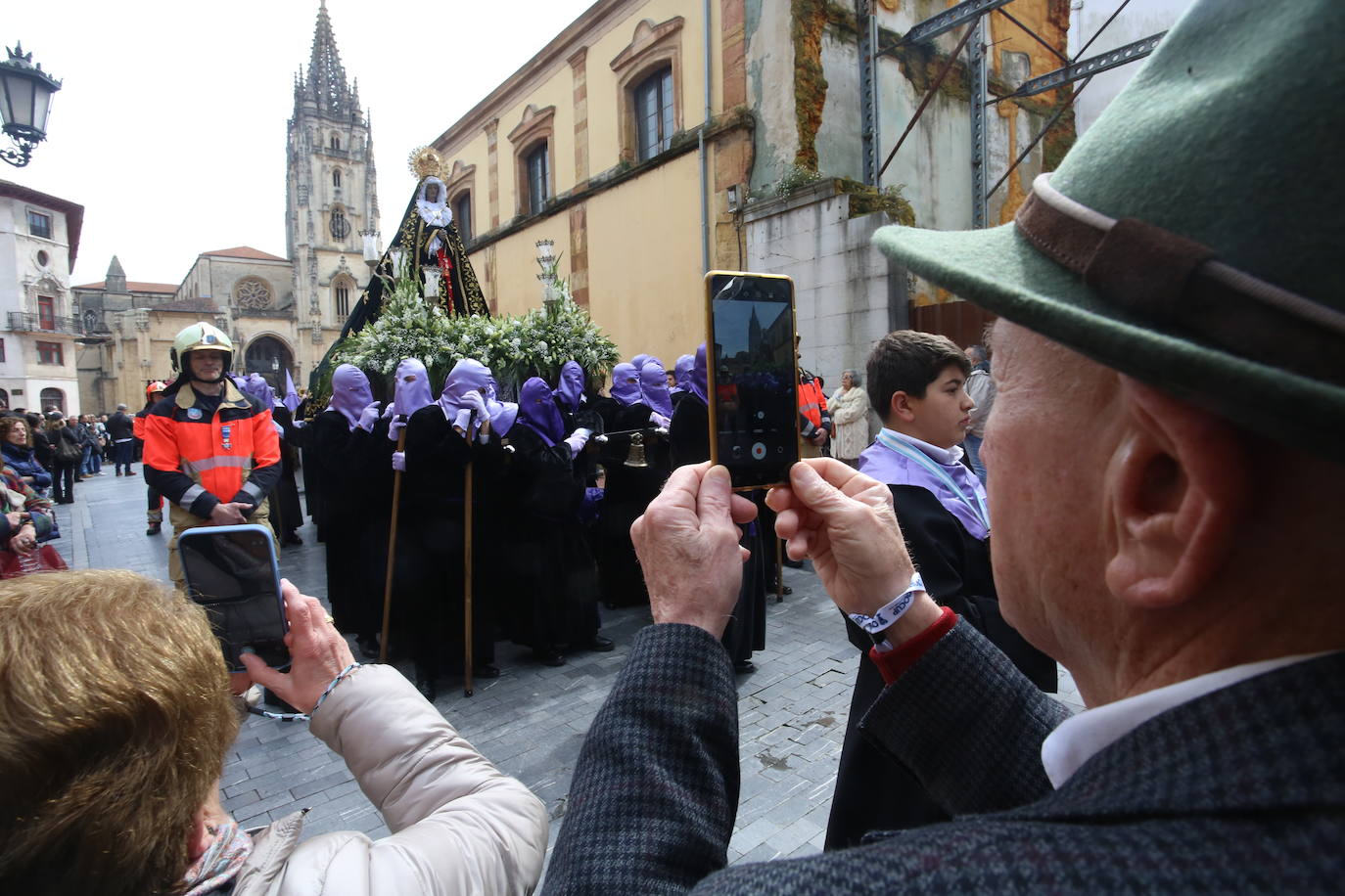 La Soledad procesiona por Oviedo