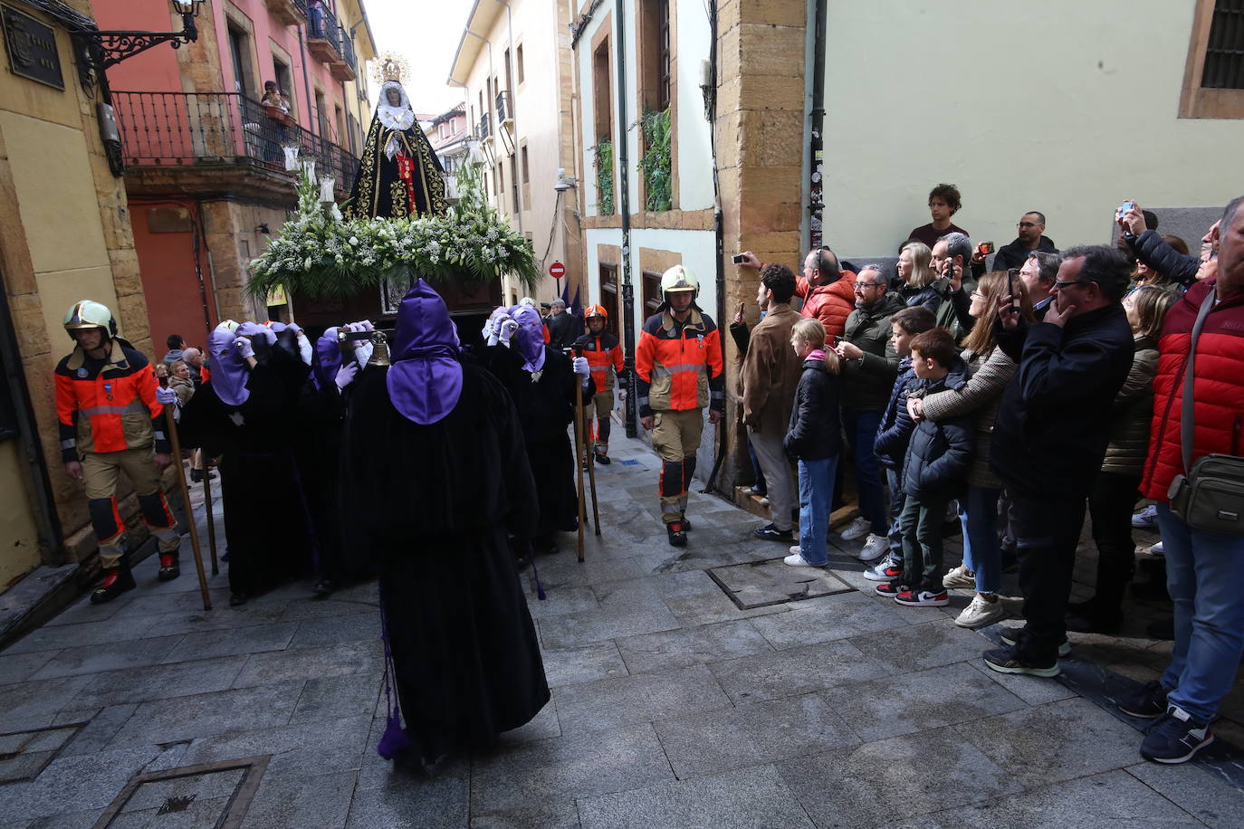 La Soledad procesiona por Oviedo