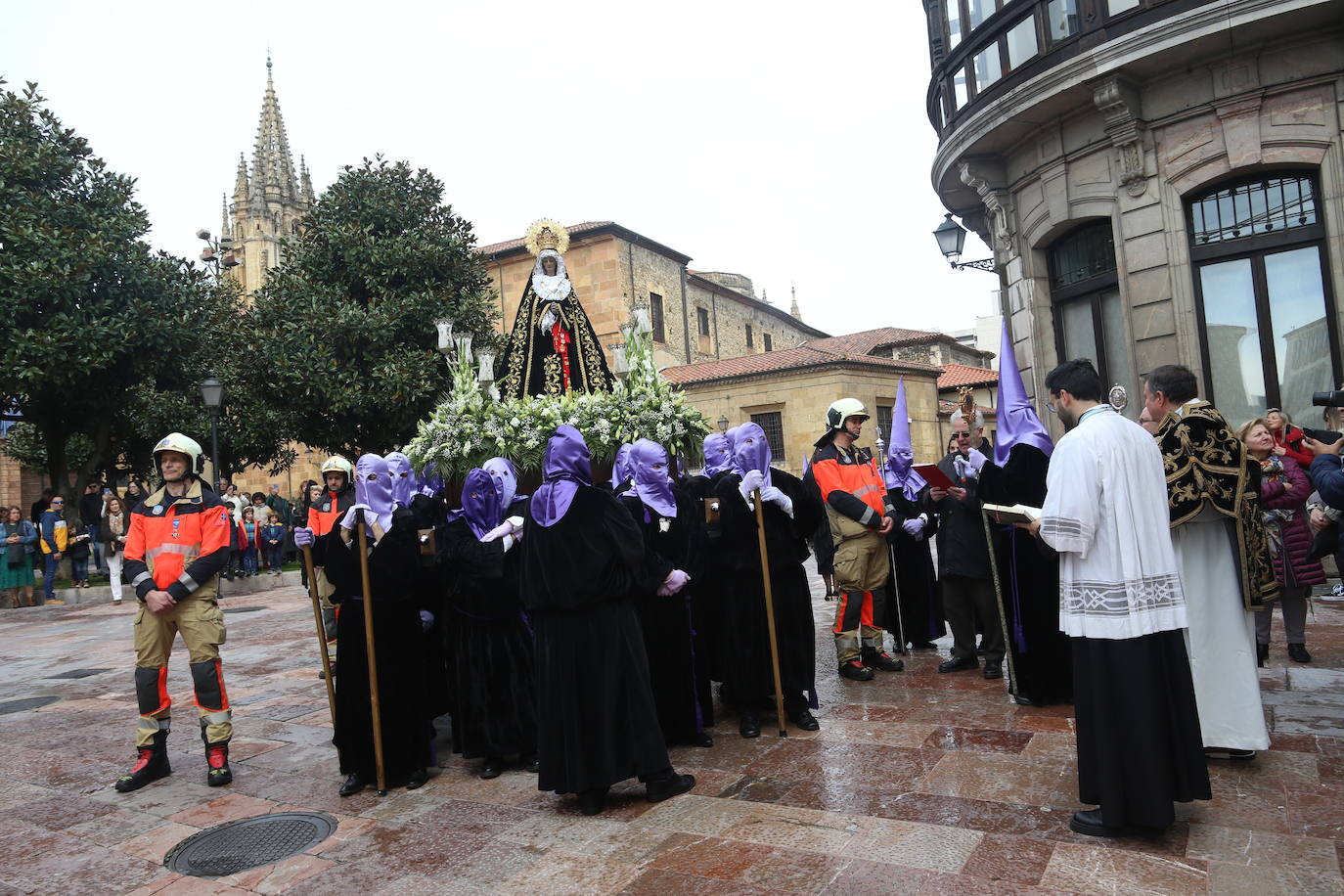 La Soledad procesiona por Oviedo