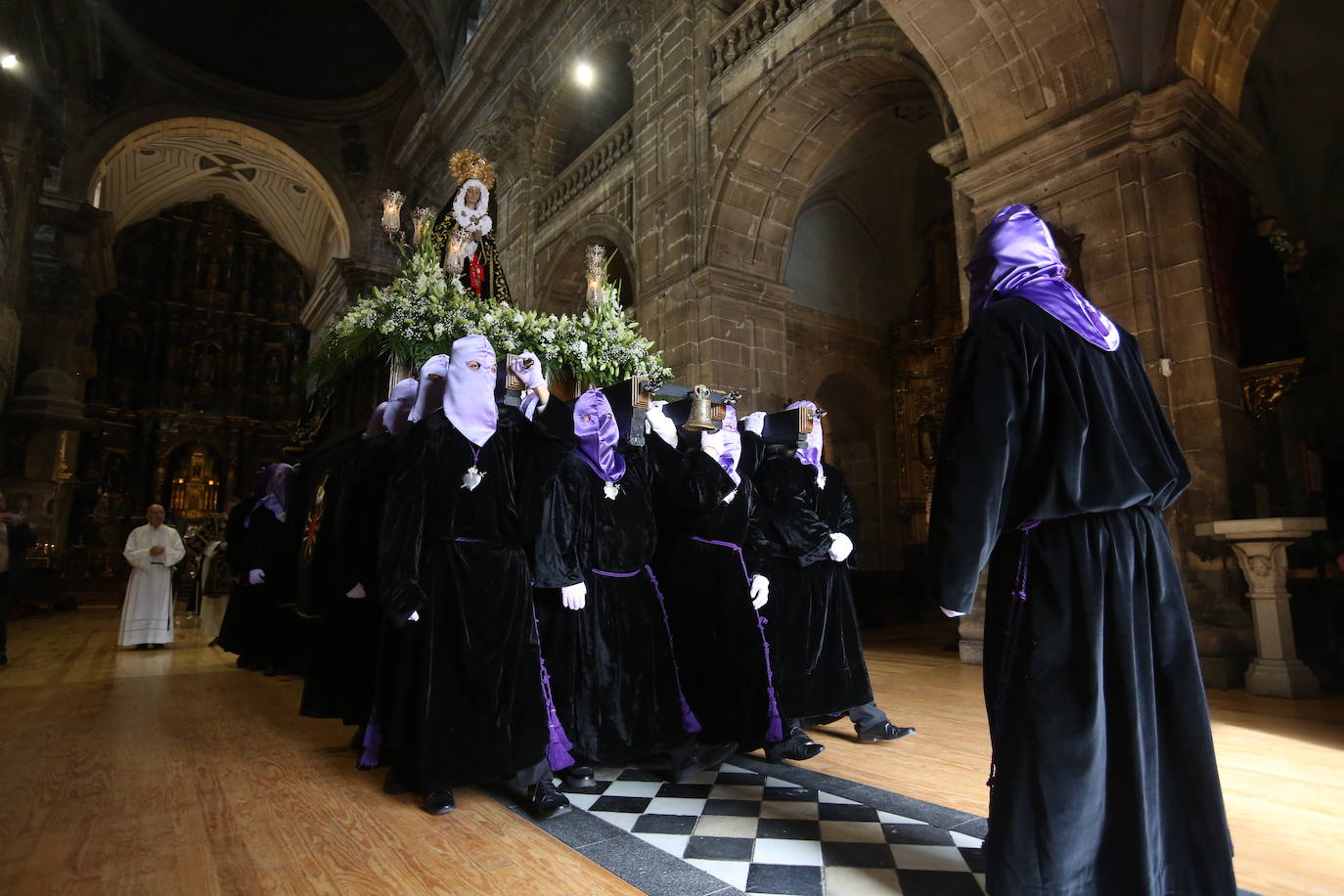 La Soledad procesiona por Oviedo