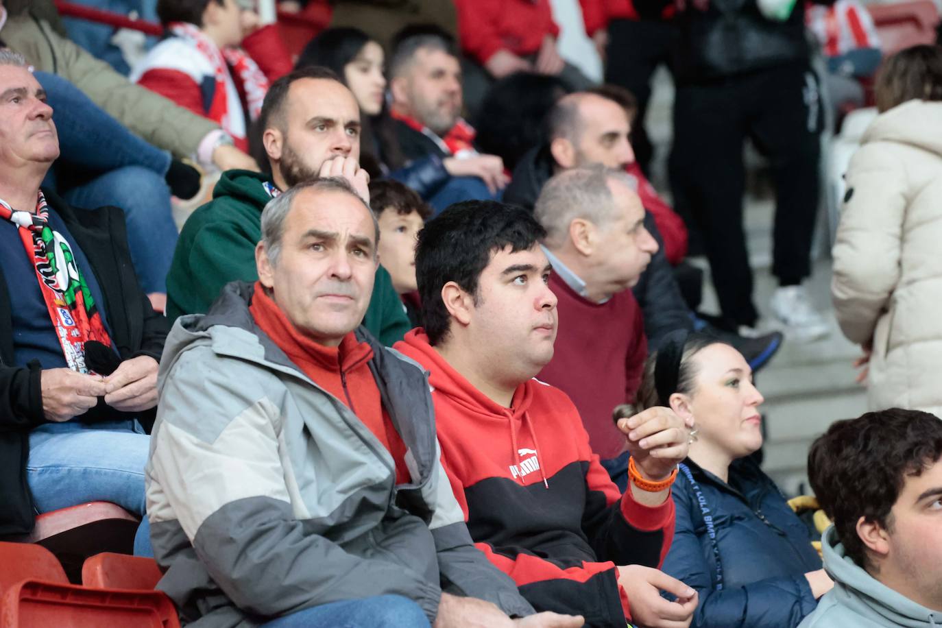 ¿Estuviste en el Sporting - Racing? ¡Búscate en las fotos!