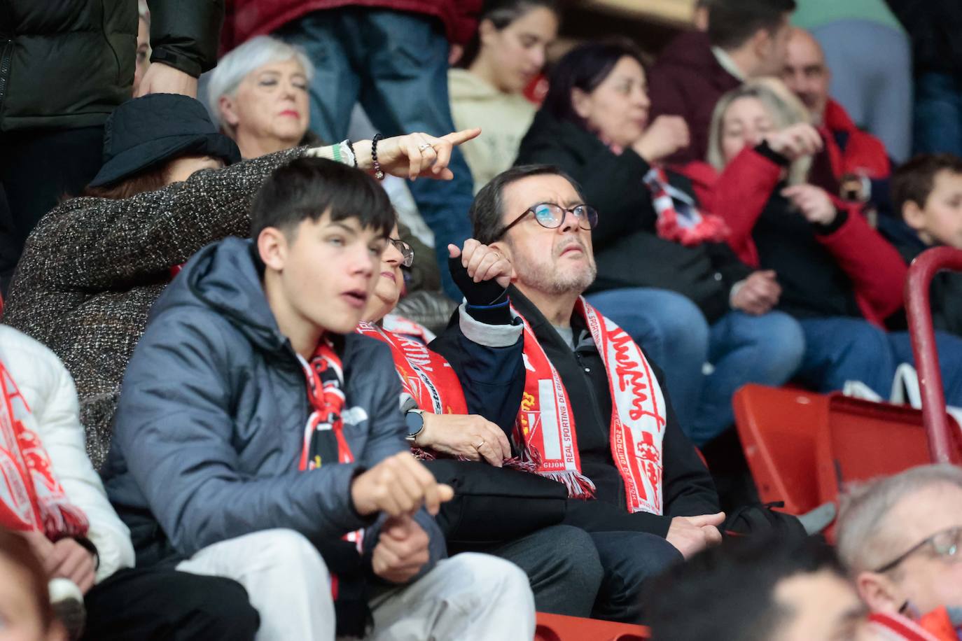 ¿Estuviste en el Sporting - Racing? ¡Búscate en las fotos!