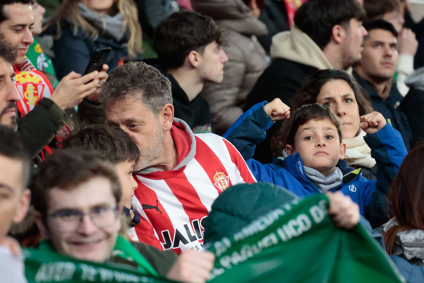 ¿Estuviste en el Sporting - Racing? ¡Búscate en las fotos!