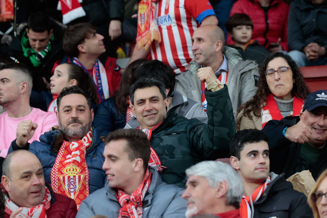 ¿Estuviste en el Sporting - Racing? ¡Búscate en las fotos!