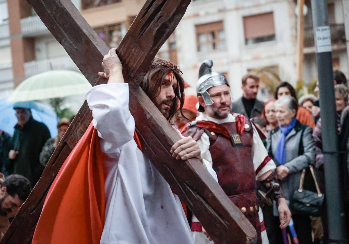 Emotivo Vía Crucis en Infiesto