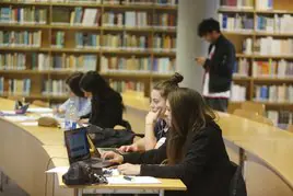 Estudiantes en la Universidad de Oviedo.