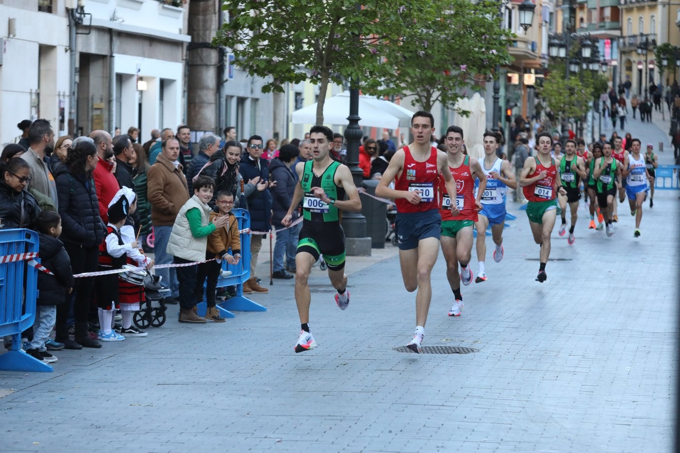 David Alfonso y Alejandro Cadenas regresan de la curva de la calle La Cámara y se preparan para la subida del circuito.