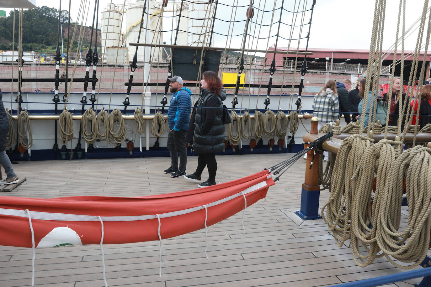 El &#039;Gorch Fock&#039; recibe a los visitantes