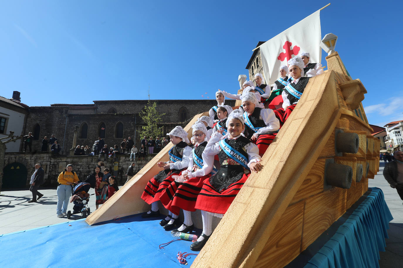 Todas las fotos del desfile de carrozas de las fiestas de El Bollo de Avilés