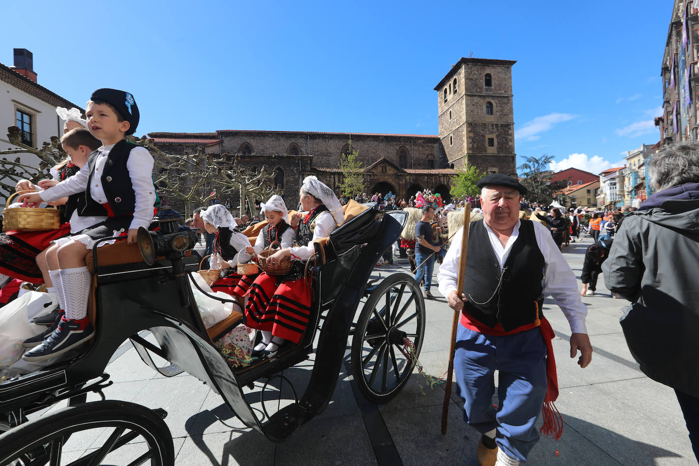 Todas las fotos del desfile de carrozas de las fiestas de El Bollo de Avilés