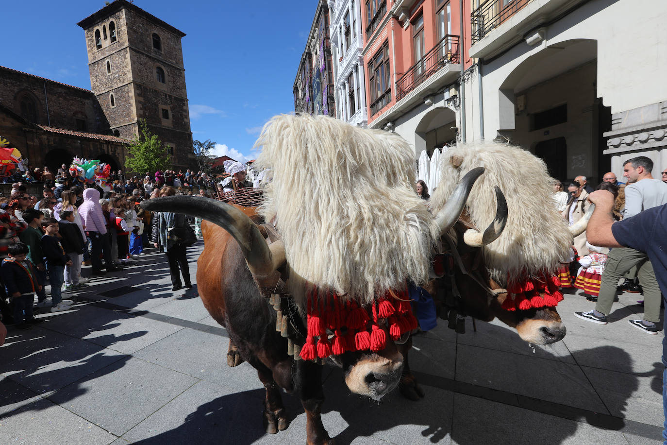 Todas las fotos del desfile de carrozas de las fiestas de El Bollo de Avilés