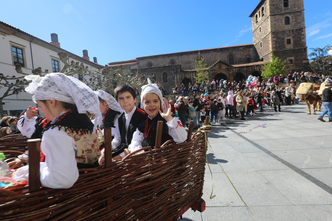 Todas las fotos del desfile de carrozas de las fiestas de El Bollo de Avilés