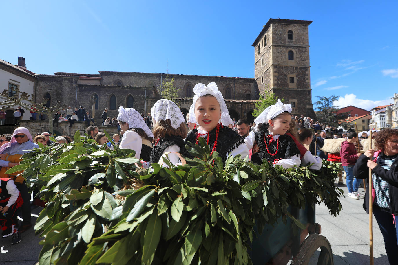 Todas las fotos del desfile de carrozas de las fiestas de El Bollo de Avilés