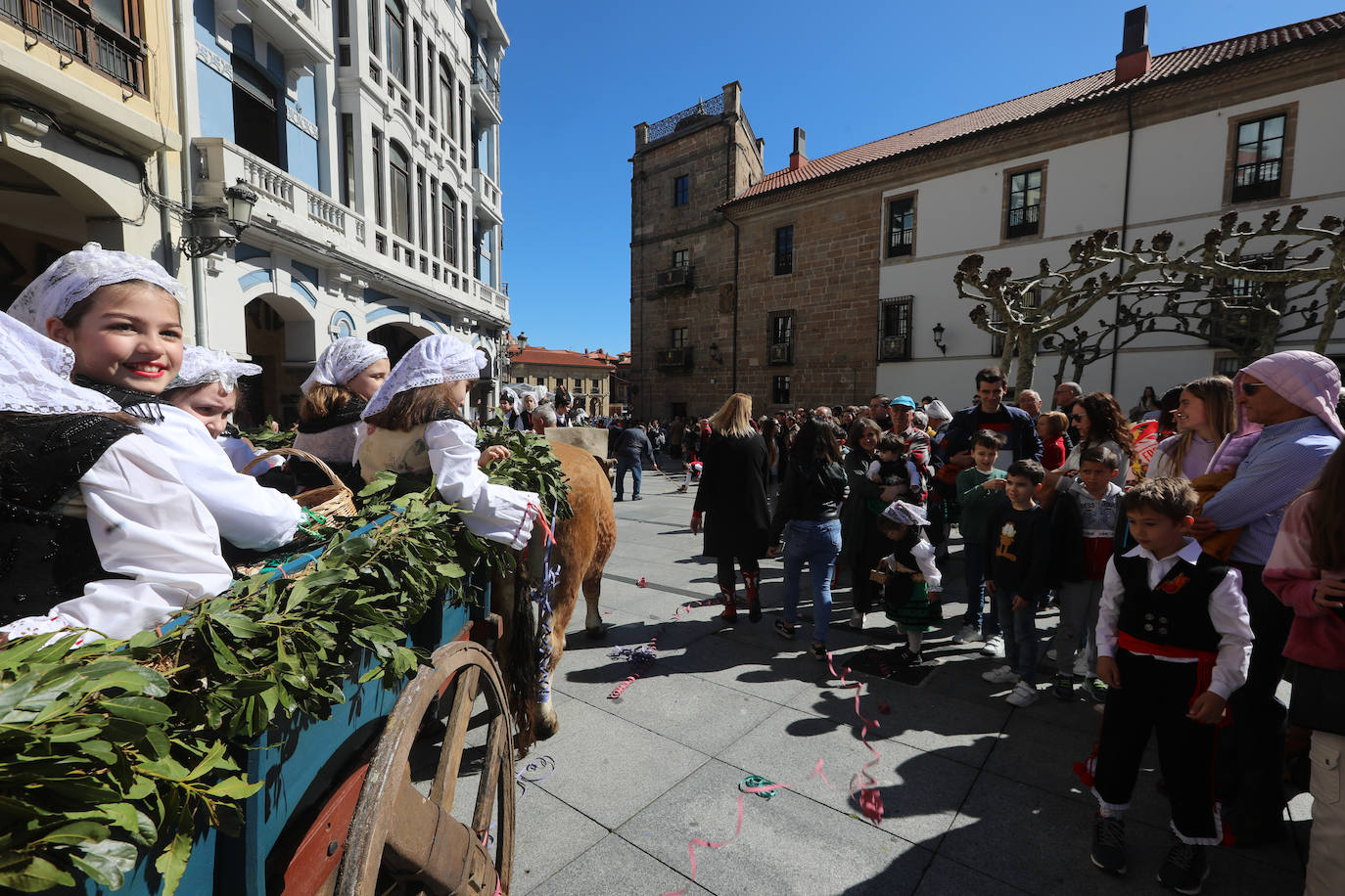 Todas las fotos del desfile de carrozas de las fiestas de El Bollo de Avilés