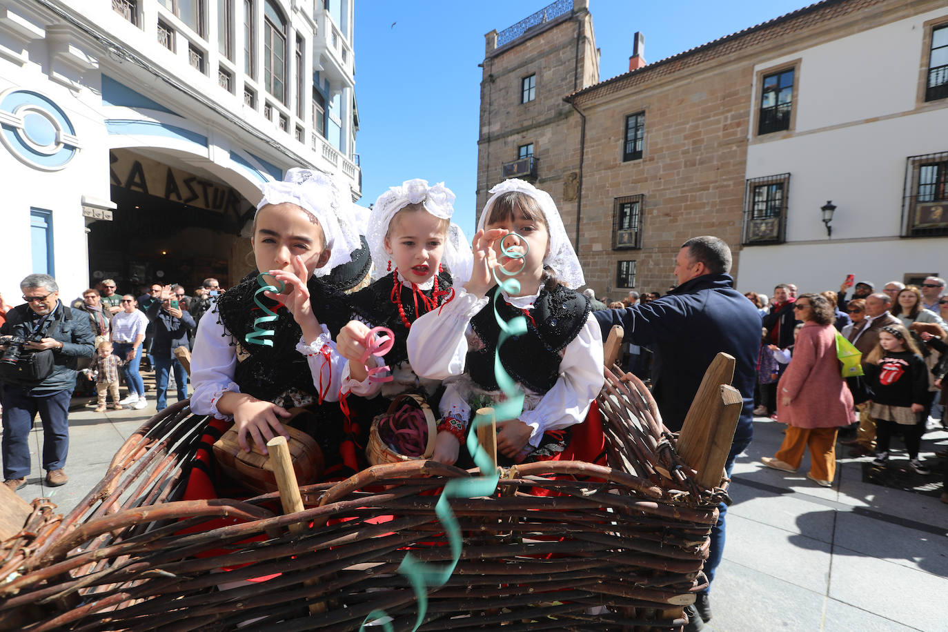 Todas las fotos del desfile de carrozas de las fiestas de El Bollo de Avilés