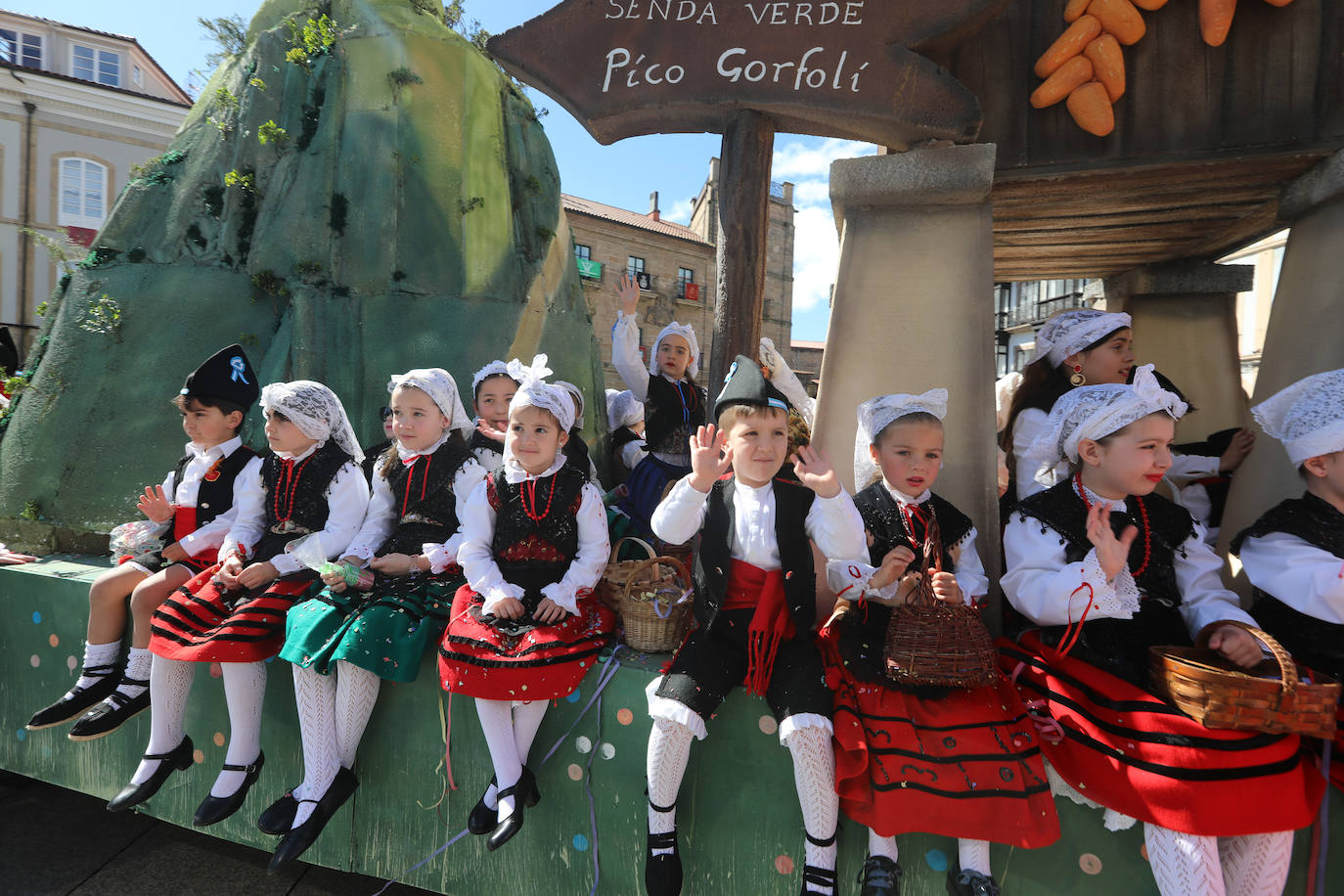 Todas las fotos del desfile de carrozas de las fiestas de El Bollo de Avilés