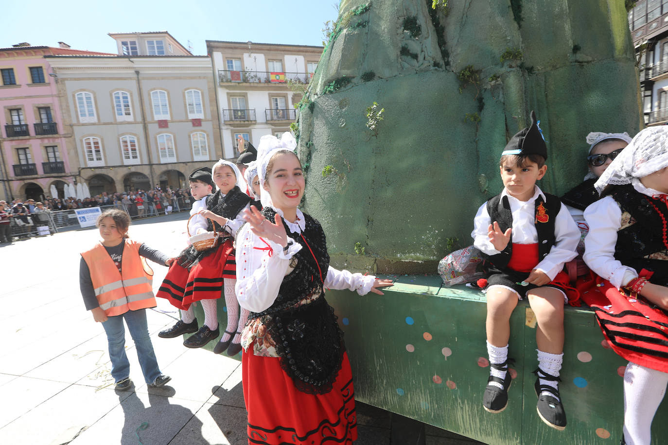 Todas las fotos del desfile de carrozas de las fiestas de El Bollo de Avilés