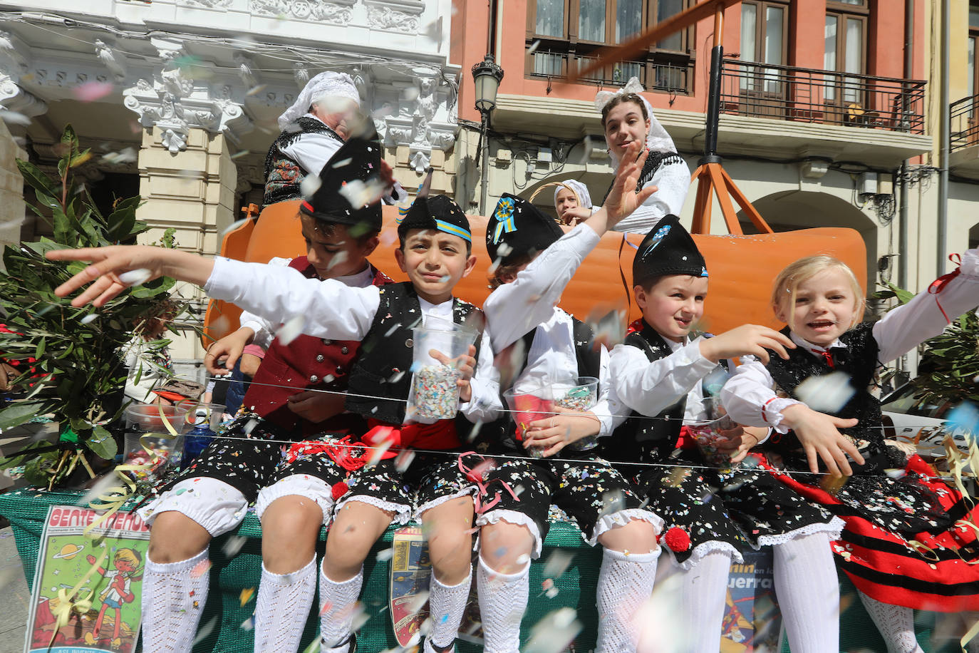 Todas las fotos del desfile de carrozas de las fiestas de El Bollo de Avilés