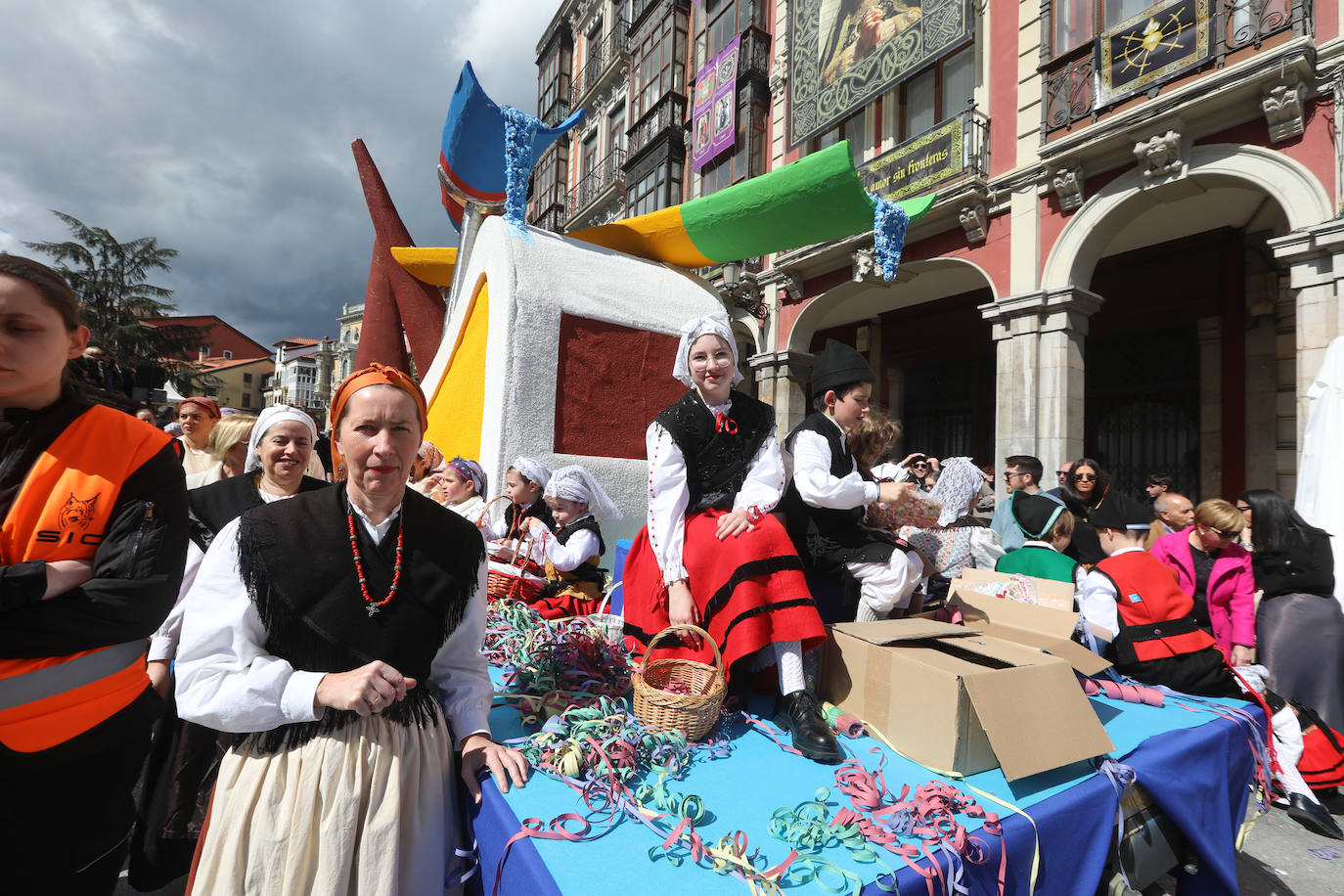 Todas las fotos del desfile de carrozas de las fiestas de El Bollo de Avilés