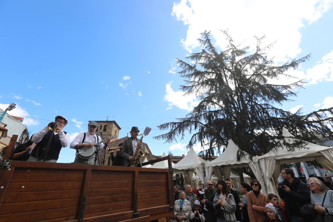 Todas las fotos del desfile de carrozas de las fiestas de El Bollo de Avilés