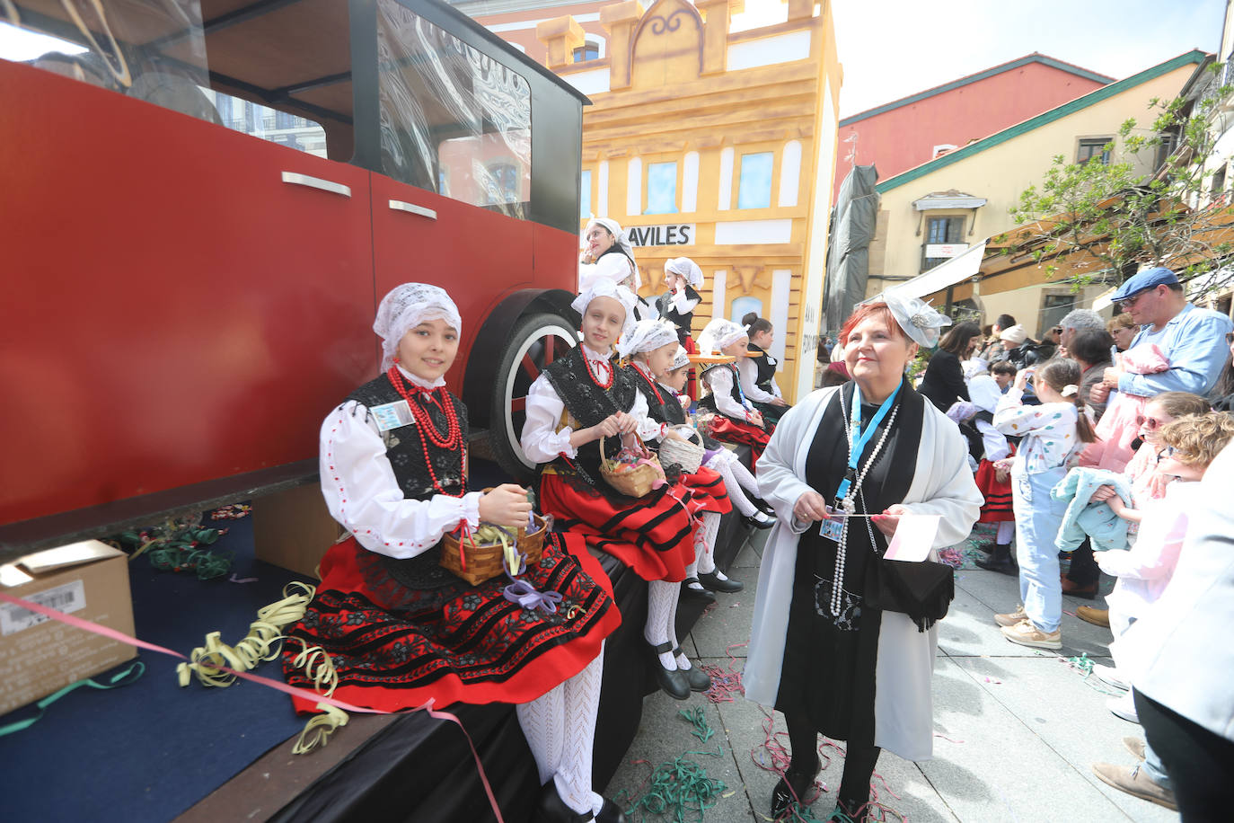 Todas las fotos del desfile de carrozas de las fiestas de El Bollo de Avilés