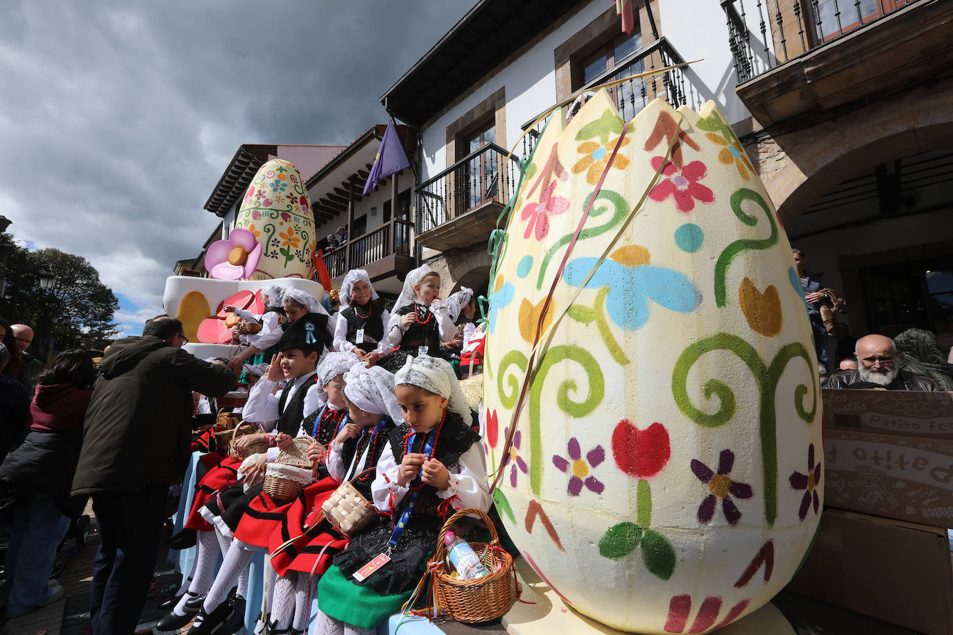 Todas las fotos del desfile de carrozas de las fiestas de El Bollo de Avilés