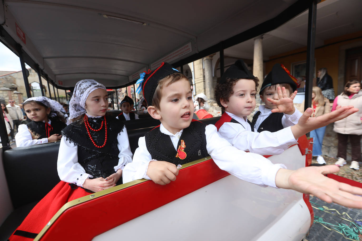 Todas las fotos del desfile de carrozas de las fiestas de El Bollo de Avilés