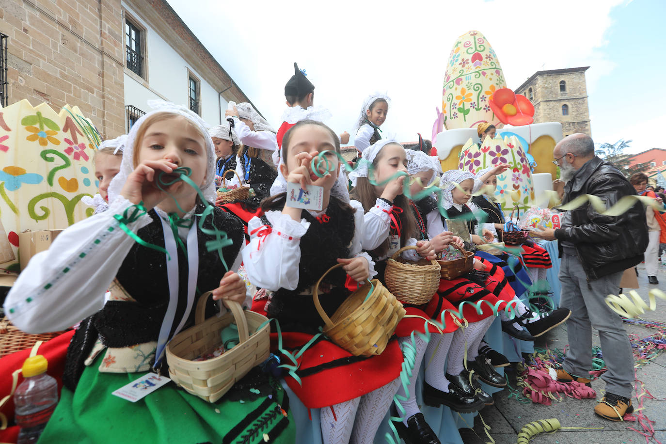 Todas las fotos del desfile de carrozas de las fiestas de El Bollo de Avilés