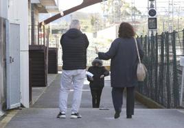 Uno de los detenidos por la paliza en Gijón, a la salida de los juzgados.