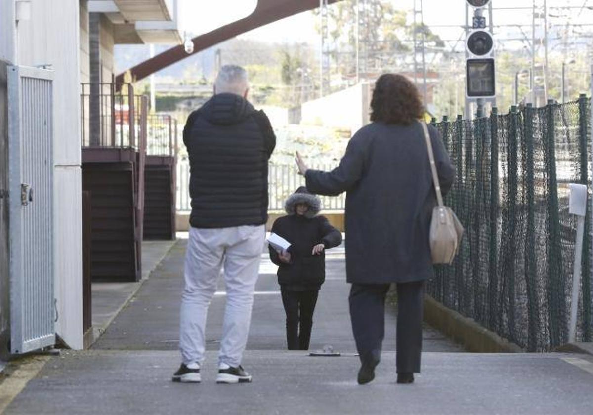 Uno de los detenidos por la paliza en Gijón, a la salida de los juzgados.