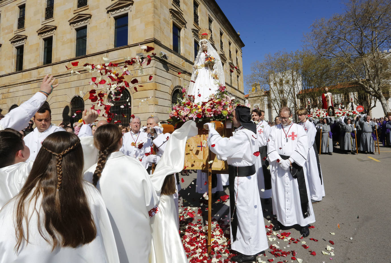 Y la Virgen de la Alegría se reencontró con su hijo frente al Cantábrico