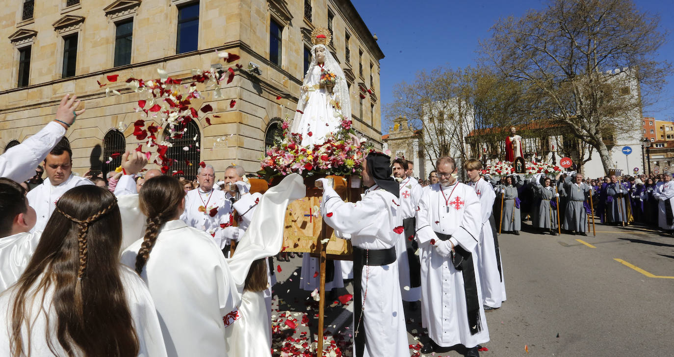 Y la Virgen de la Alegría se reencontró con su hijo frente al Cantábrico