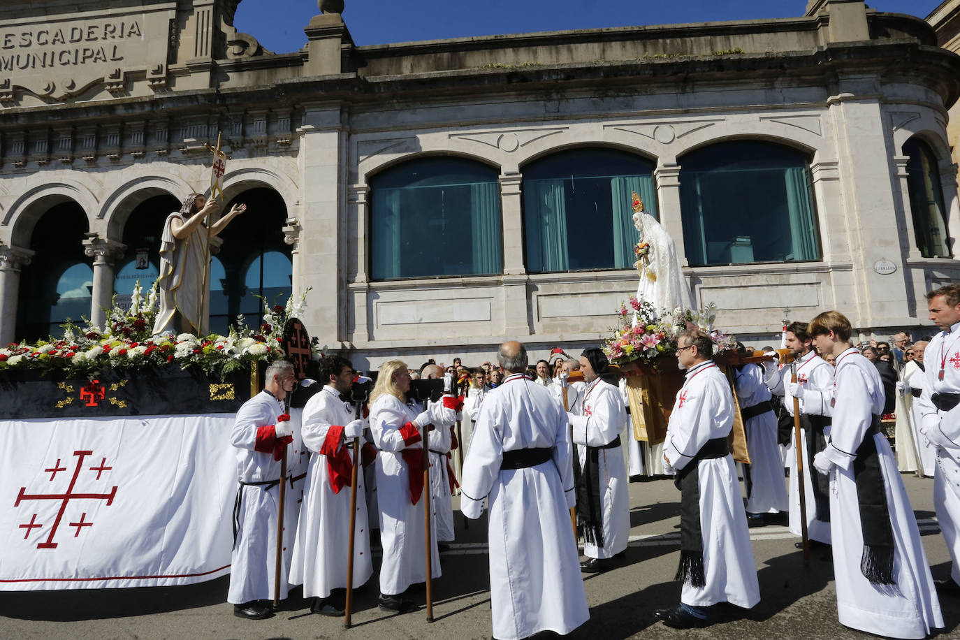 Y la Virgen de la Alegría se reencontró con su hijo frente al Cantábrico