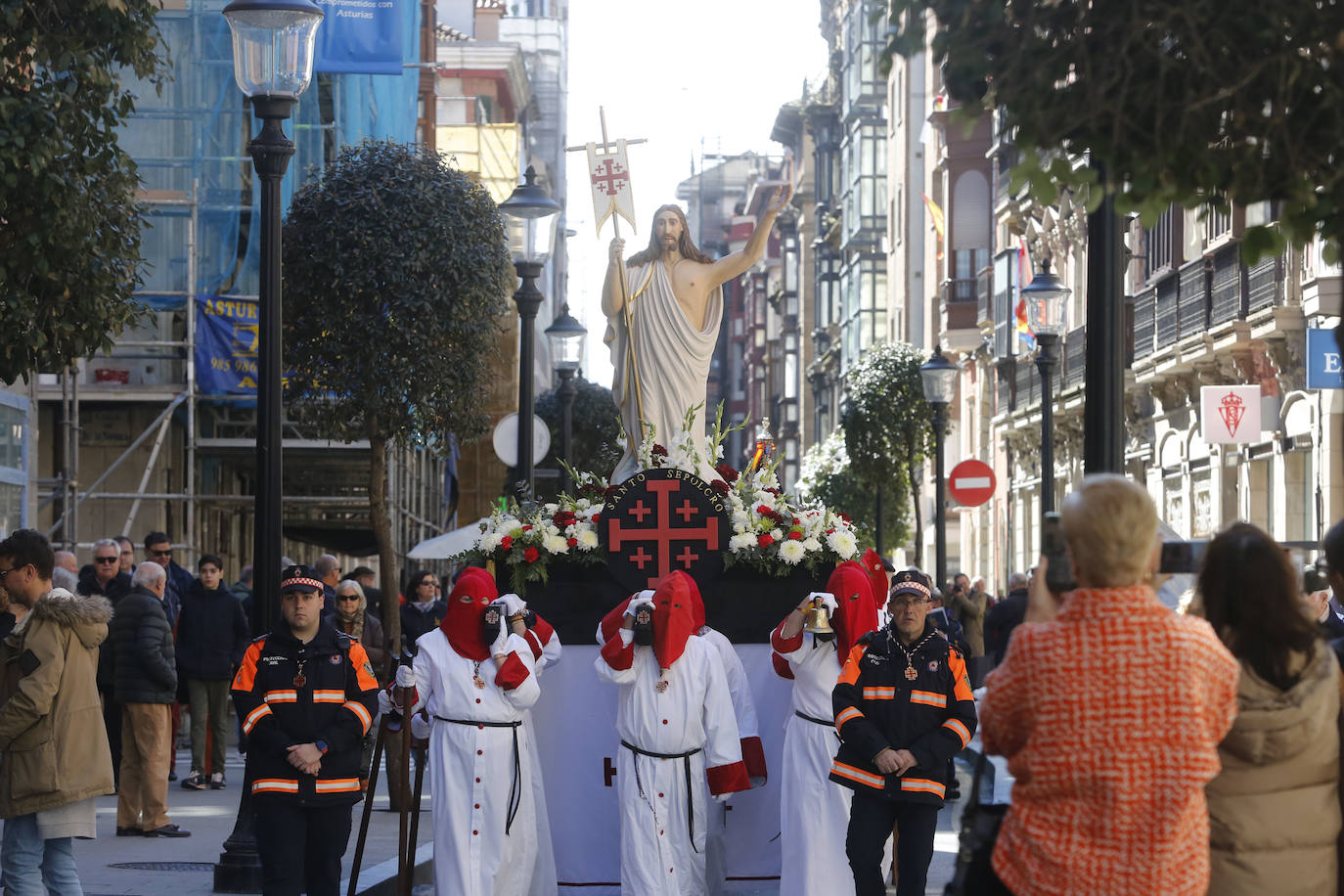 Y la Virgen de la Alegría se reencontró con su hijo frente al Cantábrico