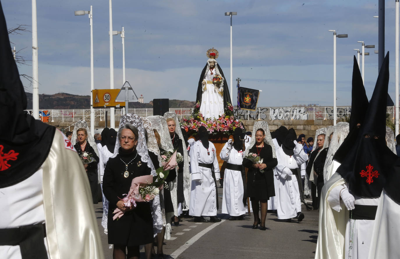 Y la Virgen de la Alegría se reencontró con su hijo frente al Cantábrico