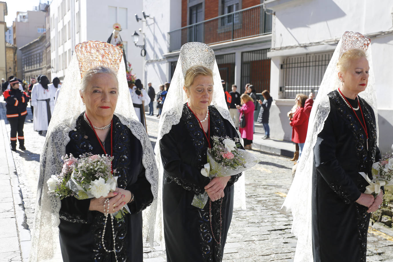 Y la Virgen de la Alegría se reencontró con su hijo frente al Cantábrico