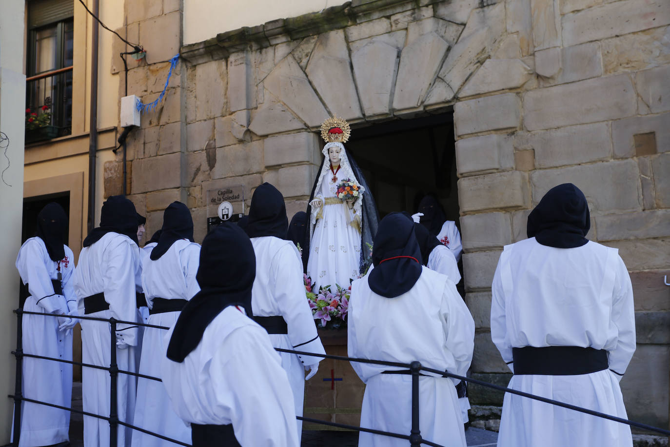 Y la Virgen de la Alegría se reencontró con su hijo frente al Cantábrico