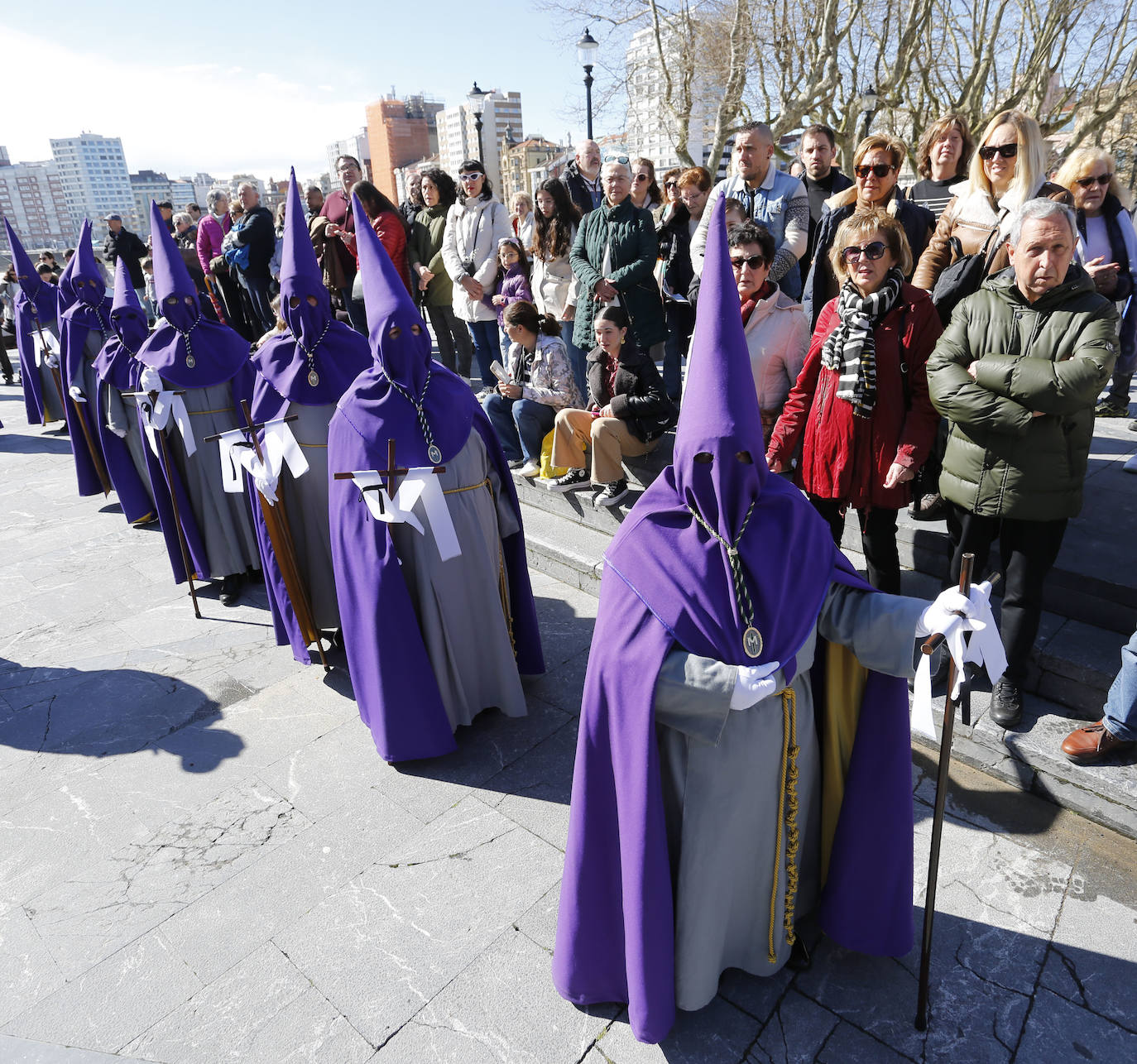 Y la Virgen de la Alegría se reencontró con su hijo frente al Cantábrico