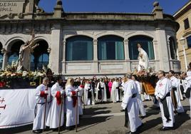 Y la Virgen de la Alegría se reencontró con su hijo frente al Cantábrico