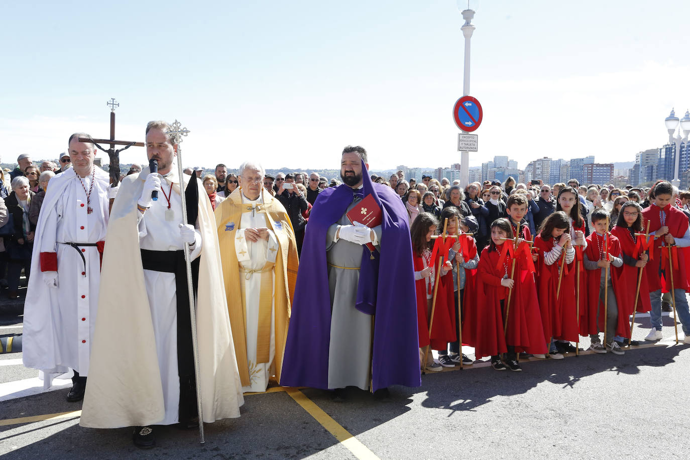 Y la Virgen de la Alegría se reencontró con su hijo frente al Cantábrico